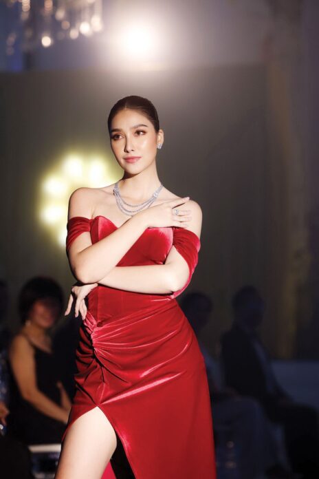 เบื้องหลังมายา