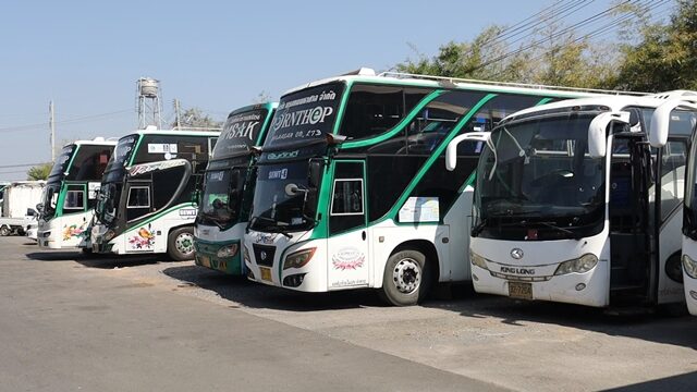 ผู้ประกอบการรถบัส รับ-ส่งพนักงาน โอด เศรษฐกิจ จอดรถทิ้งกว่า 100 คัน หลังโรงงานทยอยปิดตัว ลดแรงงาน เผย ยังไม่เลิกจ้างพนักงาน 200 ชีวิต หวั่นเดือดร้อนหนัก
