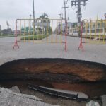ผลพวงน้ำท่วมหาดใหญ่ ถนนพังทรุดเป็นหลุมกว้าง เกิดเป็นโพรงใต้ดิน หวั่นอันตรายรีบซ่อม