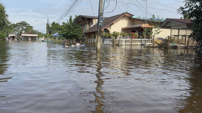 Severe floods persist in Narathiwat after Kolok River overflows | News by Thaiger