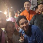 พิธา ทัวร์ตลาดประตูท่าแพ แฟนคลับ แห่ขอถ่ายภาพ​ ตะโกนเรียก 'นายกของประชาชน'