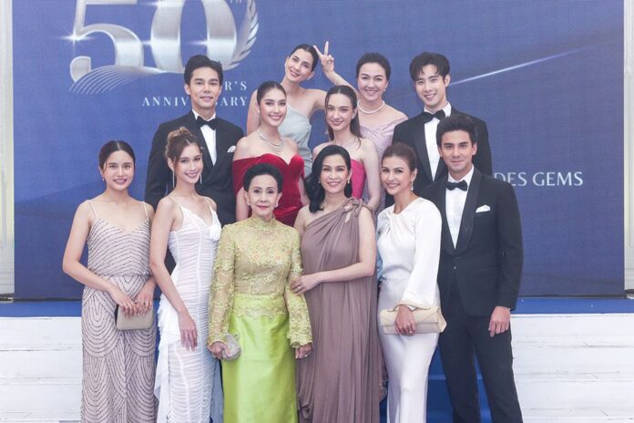 เบื้องหลังมายา