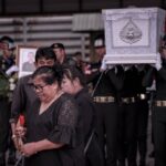 ในหลวง ร.10 พระราชทานน้ำหลวงอาบศพ อส.ทพ.วุฒิชัย สดุดีวีรชนทหารกล้า สละชีพเพื่อชาติ