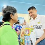 บิ๊กโจ๊กลงพื้นที่สงขลา แจกถุงยังชีพ ท่ามกลางปชช. รอรับเป็นจำนวนมาก