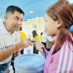 บิ๊กโจ๊กลงพื้นที่สงขลา แจกถุงยังชีพ ท่ามกลางปชช. รอรับเป็นจำนวนมาก
