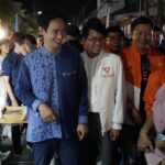 พิธา ทัวร์ตลาดประตูท่าแพ แฟนคลับ แห่ขอถ่ายภาพ​ ตะโกนเรียก 'นายกของประชาชน'