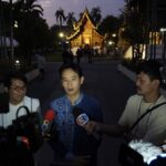 พิธา ทัวร์ตลาดประตูท่าแพ แฟนคลับ แห่ขอถ่ายภาพ​ ตะโกนเรียก 'นายกของประชาชน'