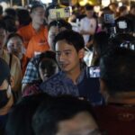 พิธา ทัวร์ตลาดประตูท่าแพ แฟนคลับ แห่ขอถ่ายภาพ​ ตะโกนเรียก 'นายกของประชาชน'