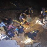 ดินสไลด์ถนนขาดไหล่ทางทรุด ลึก 4 เมตร สาวใหญ่ขี่จยย.ร่วงตกข้างทาง บาดเจ็บสาหัส