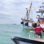 ศรชล.สุราษฎร์ - ตร.น้ำเกาะสมุย ช่วยเหลือเรือวีนัส25 คลื่นซัดเกยตื้นเกาะแตน