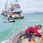 ศรชล.สุราษฎร์ - ตร.น้ำเกาะสมุย ช่วยเหลือเรือวีนัส25 คลื่นซัดเกยตื้นเกาะแตน