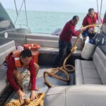 ศรชล.สุราษฎร์ - ตร.น้ำเกาะสมุย ช่วยเหลือเรือวีนัส25 คลื่นซัดเกยตื้นเกาะแตน