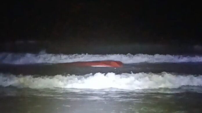 Tourist boat capsizes off Koh Phangan, Korean national missing | News by Thaiger