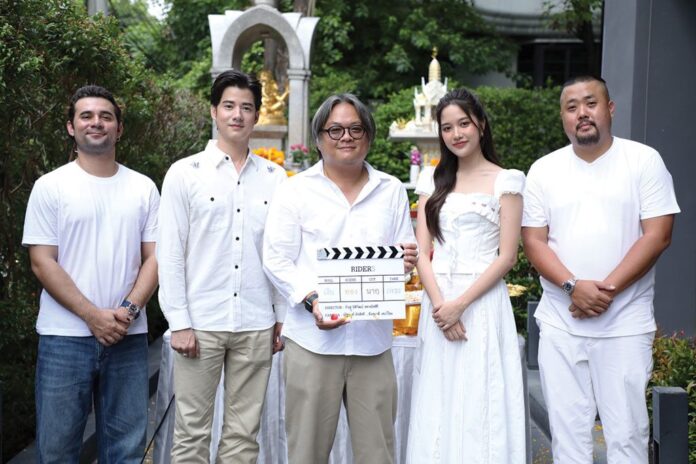 เบื้องหลังมายา
