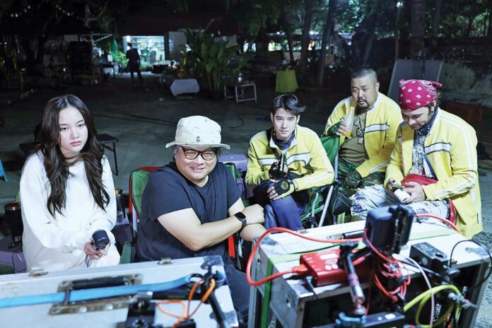 เบื้องหลังมายา