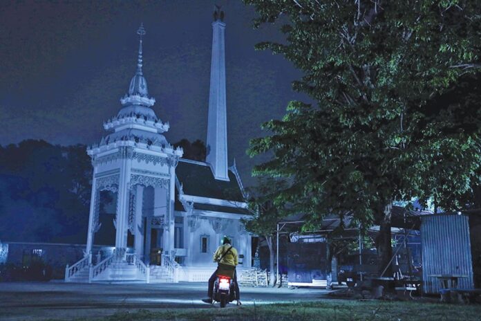 อาทิตย์ใส