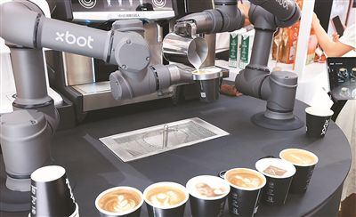 เครื่องชงกาแฟอัตโนมัติชงกาแฟให้กับผู้เยี่ยมชมงานมหกรรมสินค้าอุปโภคบริโภคนานาชาติจีน (CICPE) ครั้งที่ 4 ในนครไห่โข่ว มณฑลไห่หนานทางตอนใต้ของจีน (ซินหัว/ หยาง กวานอวี่) เครื่องชงกาแฟอัตโนมัติชงกาแฟให้กับผู้เยี่ยมชมงานมหกรรมสินค้าอุปโภคบริโภคนานาชาติจีน (CICPE) ครั้งที่ 4 ในนครไห่โข่ว มณฑลไห่หนานทางตอนใต้ของจีน (ซินหัว/ หยาง กวานอวี่)
