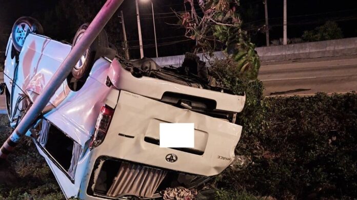 Van tyre blowout injures 14 Lao workers on Thai highway | News by Thaiger