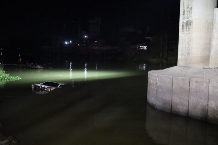 Man dies as pickup truck plunges into Pasak River after collision | News by Thaiger