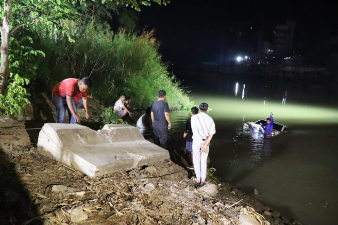 Man dies as pickup truck plunges into Pasak River after collision | News by Thaiger