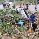 สุดสลด รถตู้กลับจากแข่งเรือยาว เสียหลักชนต้นไม้พังยับ ดับ 3 บาด เจ็บอีก 8 คน
