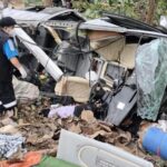 สุดสลด รถตู้กลับจากแข่งเรือยาว เสียหลักชนต้นไม้พังยับ ดับ 3 บาด เจ็บอีก 8 คน