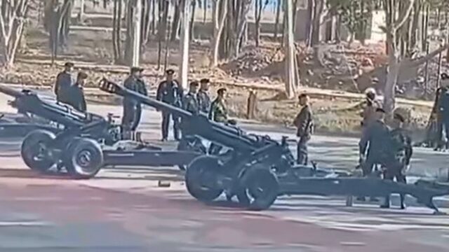 เปิดคลิปนาที ยิงสลุต วันกองทัพไทย ท้ายปืนระเบิดสนั่น ทหารสาหัส 2 นาย ถึงขั้นแขนขาด เจ้าหน้าที่วิ่งวุ่นเร่งช่วยนำส่งโรงพยาบาล