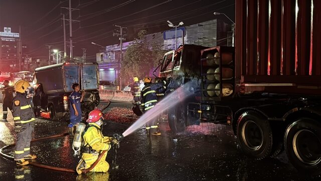 18-wheel truck crash ignites fire in Samut Prakan, road closed | News by Thaiger