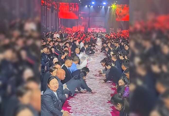 เจ้านายใจป้ำ “แจกอั่งเปา 800 ล้าน” วางกองเต็มโต๊ะ แค่โกยเร็ว-นับถูกก็รับทรัพย์จุกๆ