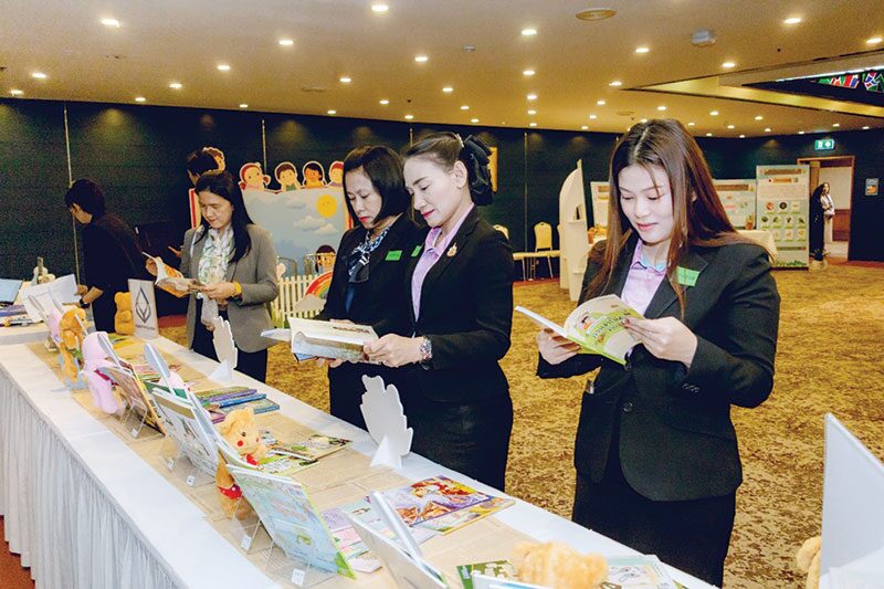 หลาก&หลาย - แบงก์กรุงเทพ-ประพันธ์สาส์น มอบหนังสือสู่ห้องสมุดรร.ทั่วไทย