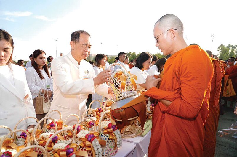 ข่าวสดพระเครื่อง - วธ.จัดตักบาตรรับปีใหม่ พุทธศาสนิกชนร่วมทำบุญ