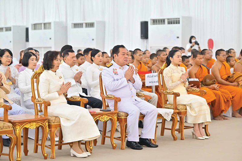 ข่าวสดพระเครื่อง - วธ.จัดตักบาตรรับปีใหม่ พุทธศาสนิกชนร่วมทำบุญ