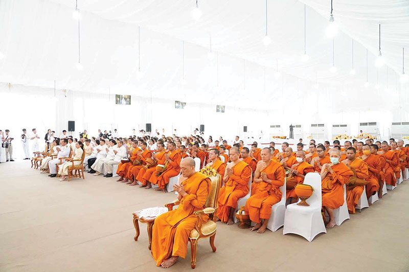 ข่าวสดพระเครื่อง - วธ.จัดตักบาตรรับปีใหม่ พุทธศาสนิกชนร่วมทำบุญ