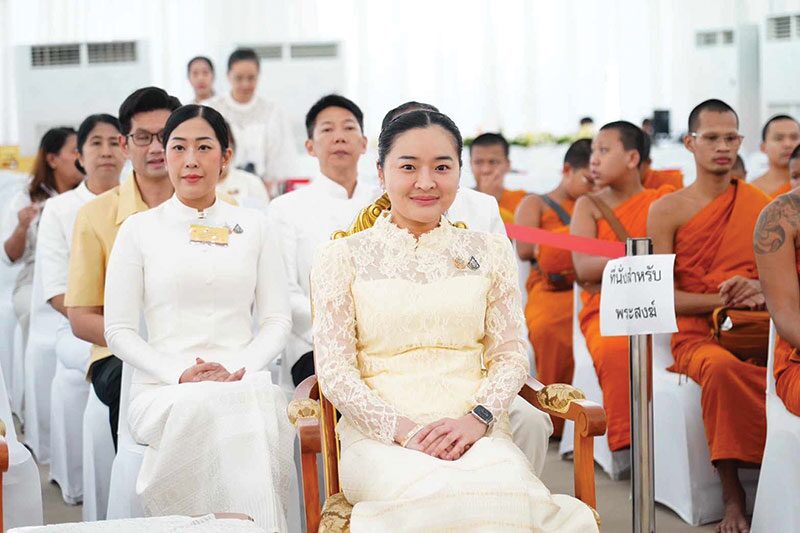 ข่าวสดพระเครื่อง - วธ.จัดตักบาตรรับปีใหม่ พุทธศาสนิกชนร่วมทำบุญ