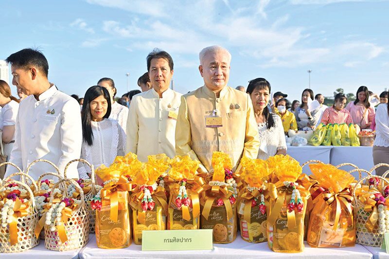ข่าวสดพระเครื่อง - วธ.จัดตักบาตรรับปีใหม่ พุทธศาสนิกชนร่วมทำบุญ