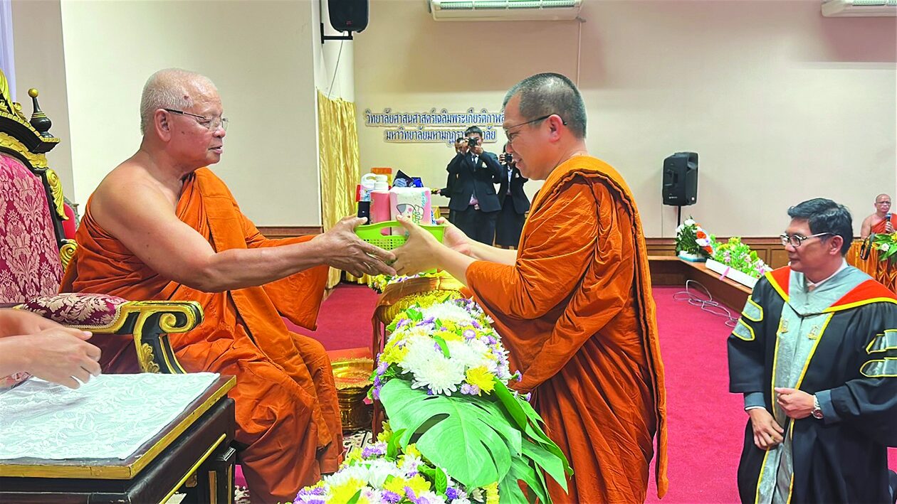 รายงานพิเศษ - แสดงความยินดีบัณฑิตใหม่ มมร.กาฬสินธุ์แจกวัตถุมงคล
