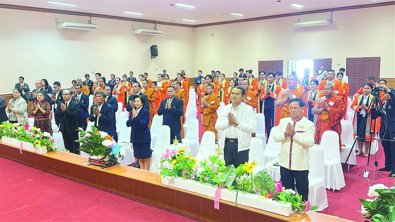 รายงานพิเศษ - แสดงความยินดีบัณฑิตใหม่ มมร.กาฬสินธุ์แจกวัตถุมงคล