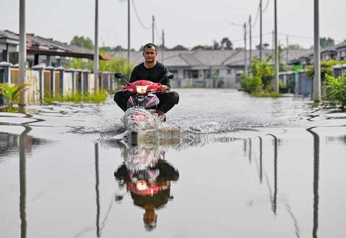 พายุฝนถล่มหนัก “เกาะบอร์เนียว” น้ำท่วม-ดินสไลด์ ชาวบ้านกว่า 5,000 คนหนีตาย!