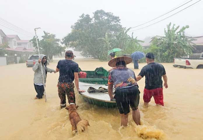 พายุฝนถล่มหนัก “เกาะบอร์เนียว” น้ำท่วม-ดินสไลด์ ชาวบ้านกว่า 5,000 คนหนีตาย!