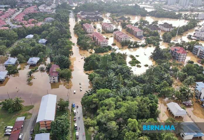 พายุฝนถล่มหนัก “เกาะบอร์เนียว” น้ำท่วม-ดินสไลด์ ชาวบ้านกว่า 5,000 คนหนีตาย!