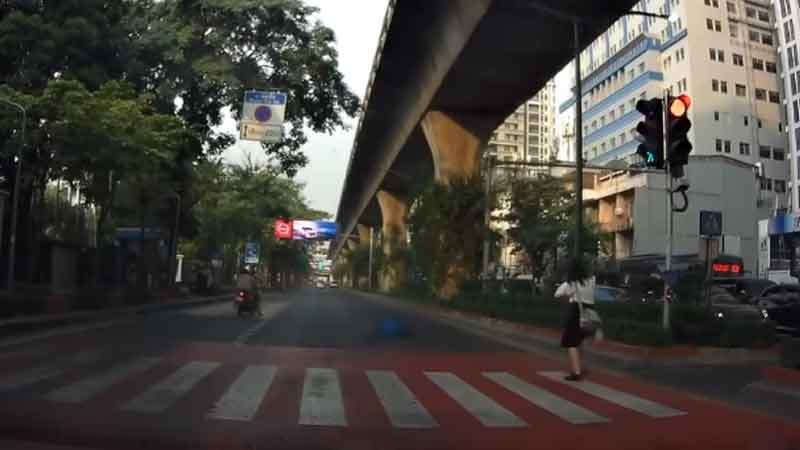 จุดเดียวกับหมอกระต่าย มอเตอร์ไซค์ฝ่าไฟแดง พุ่งเสยนทท.เกาหลี เดินข้ามทางม้าลาย สาหัส