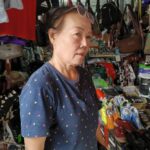 อุกอาจ กลางวันแสกๆ โจรกระชากสร้อยคอทองคำกลางตลาด ป้าขายรองเท้าสู้สุดฤทธิ์