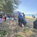 กรมทรัพยากรทะเลฯ ลุยทำความสะอาดชายหาดบางสัก ผงะขยะตกค้างเกือบ 2 พันกิโล 