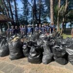 กรมทรัพยากรทะเลฯ ลุยทำความสะอาดชายหาดบางสัก ผงะขยะตกค้างเกือบ 2 พันกิโล 