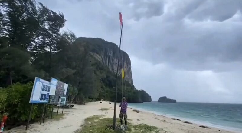 Swimming, tourist boats banned at Phi Phi Island due to rough seas | News by Thaiger