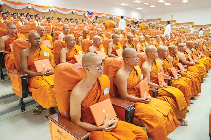 ข่าวสดพระเครื่อง - ประทานปริญญาบัตรมหามกุฏฯ