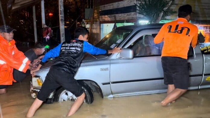Phatthalung residents evacuate as flash floods hit due to heavy rain | News by Thaiger