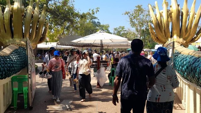 Crowds seek blessings at Kham Chanod on Magha Puja Day | News by Thaiger