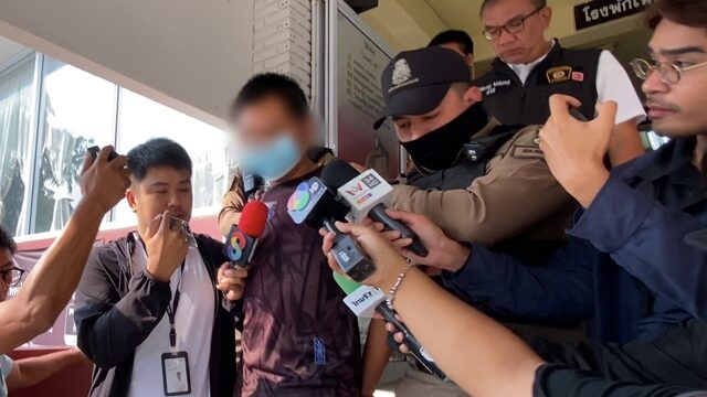 คุมตัวฝากขัง "ไอ้โน๊ต" ฆ่า 3 ศพ พ่อแม่ลูก ไม่สลดบอก "ผมขอโทษทุกคนก็ได้ครับพี่" ตะคอกตอบนักข่าวปมถามถึงมือถือ ลั่น อยากขอโทษแต่ก็สายไปแล้ว