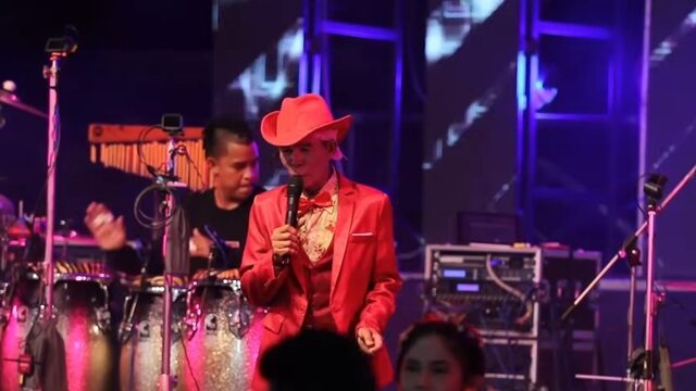 นายชำนาญ อินทร์น้อย อายุ 56 ปี นักร้องรำวง วงศรสุพรรณโชว์